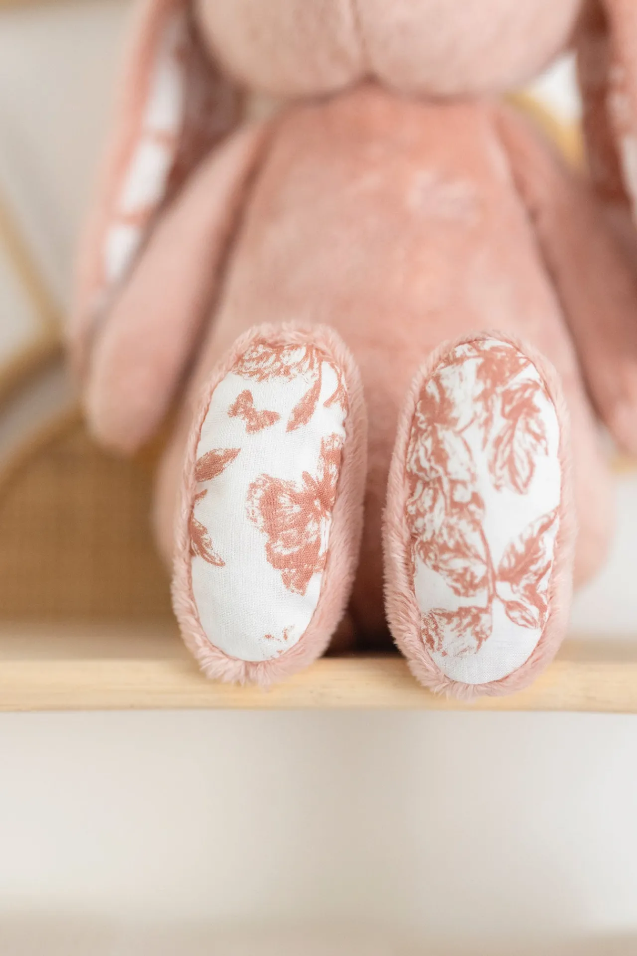 Tartine et Chocolat Augustin le Lapin Imprimé inspiration Toile de Jouy rose 25cm| Ligne Toile De Jouy|Peluches