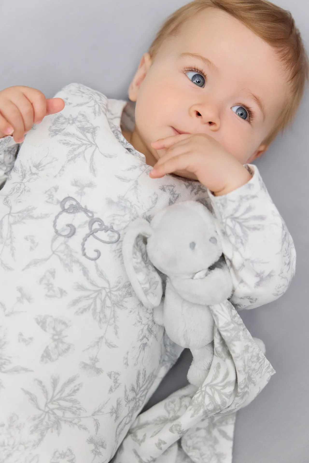 Tartine et Chocolat Augustin le Lapin Doudou imprimé inspiration Toile de Jouy gris| Toile De Jouy Gris|Lapin, Augustin