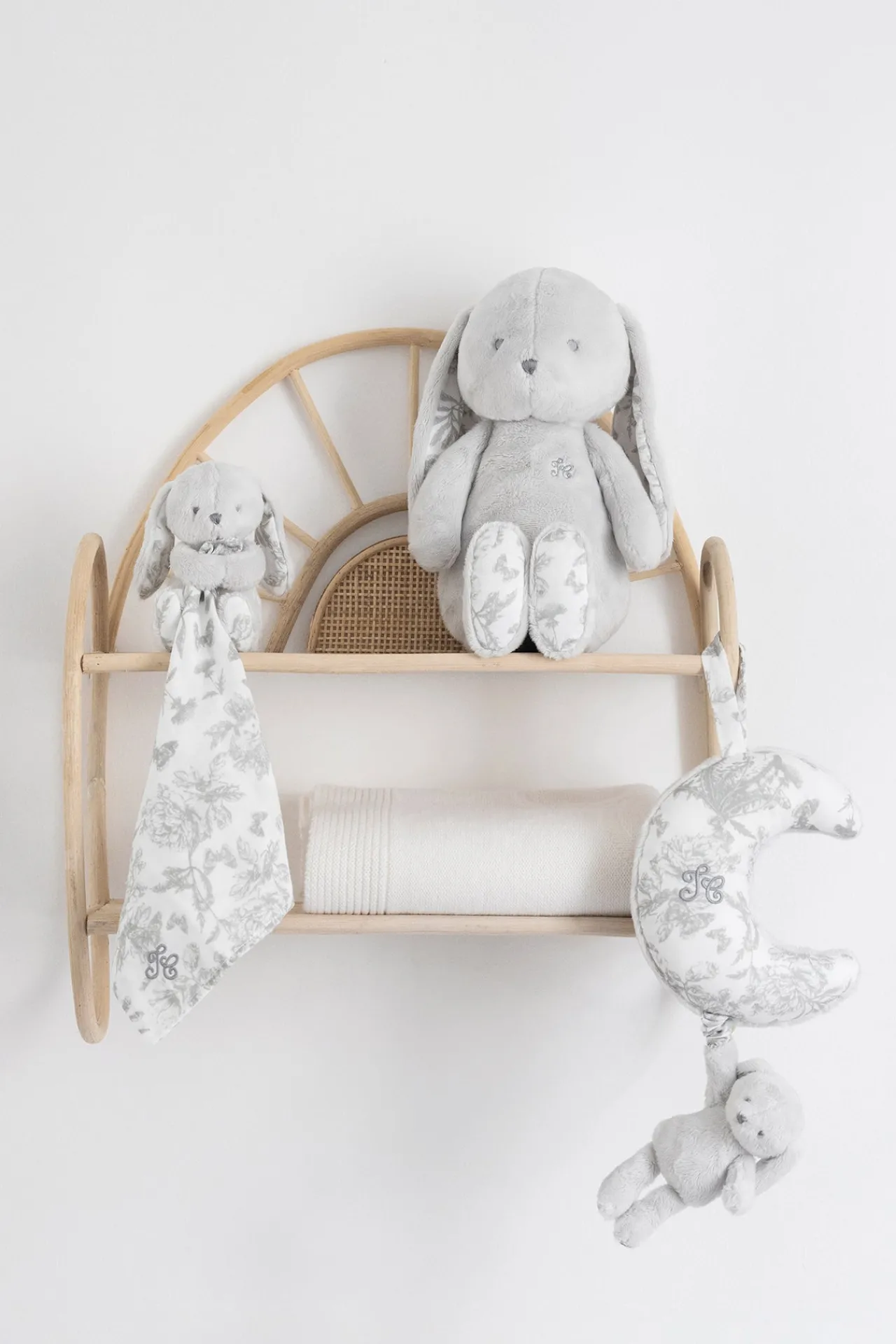 Tartine et Chocolat Augustin le Lapin Doudou imprimé inspiration Toile de Jouy gris| Toile De Jouy Gris|Lapin, Augustin