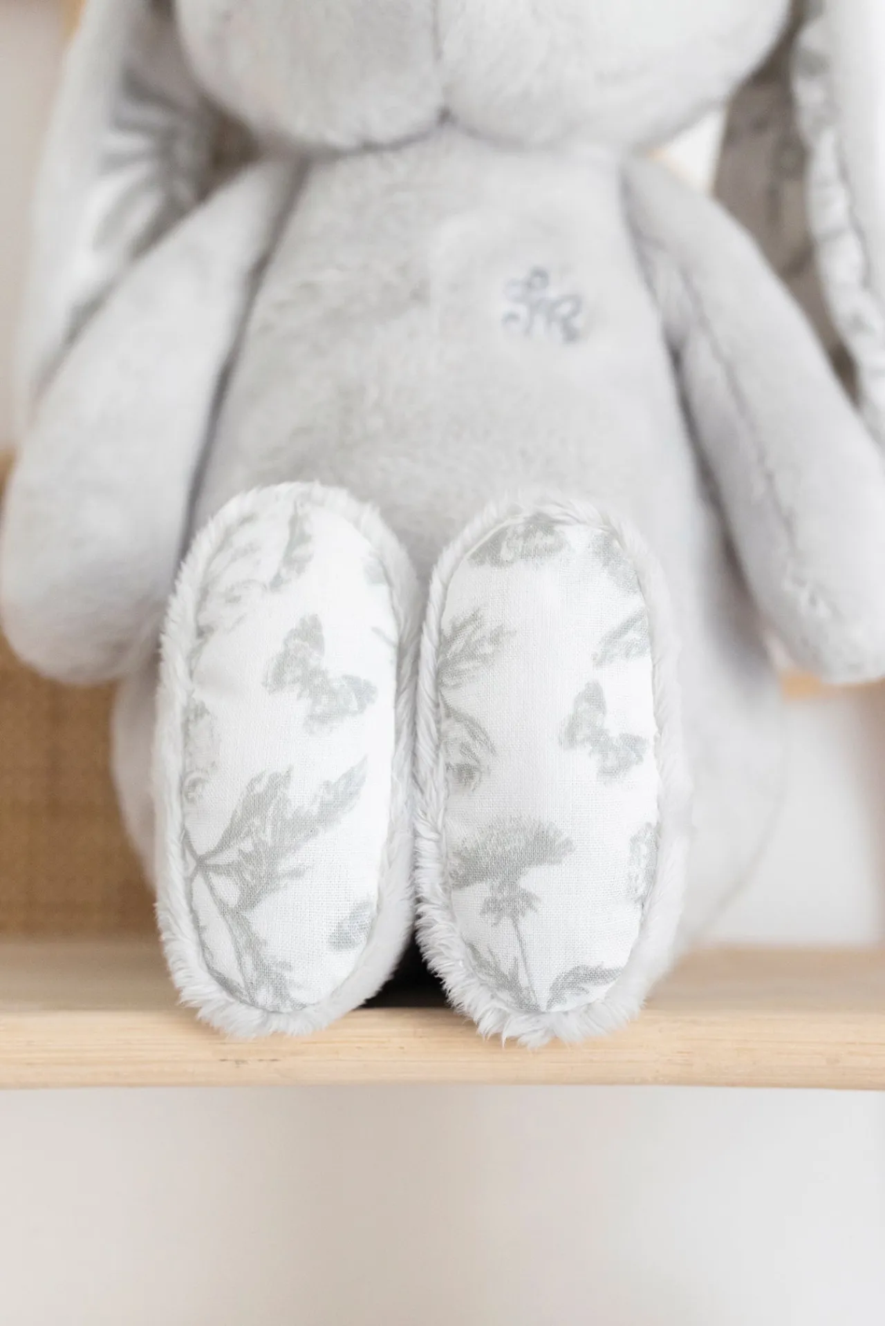 Tartine et Chocolat Augustin le Lapin Imprimé inspiration Toile de Jouy gris 25cm| Toile De Jouy Gris|Lapin, Augustin