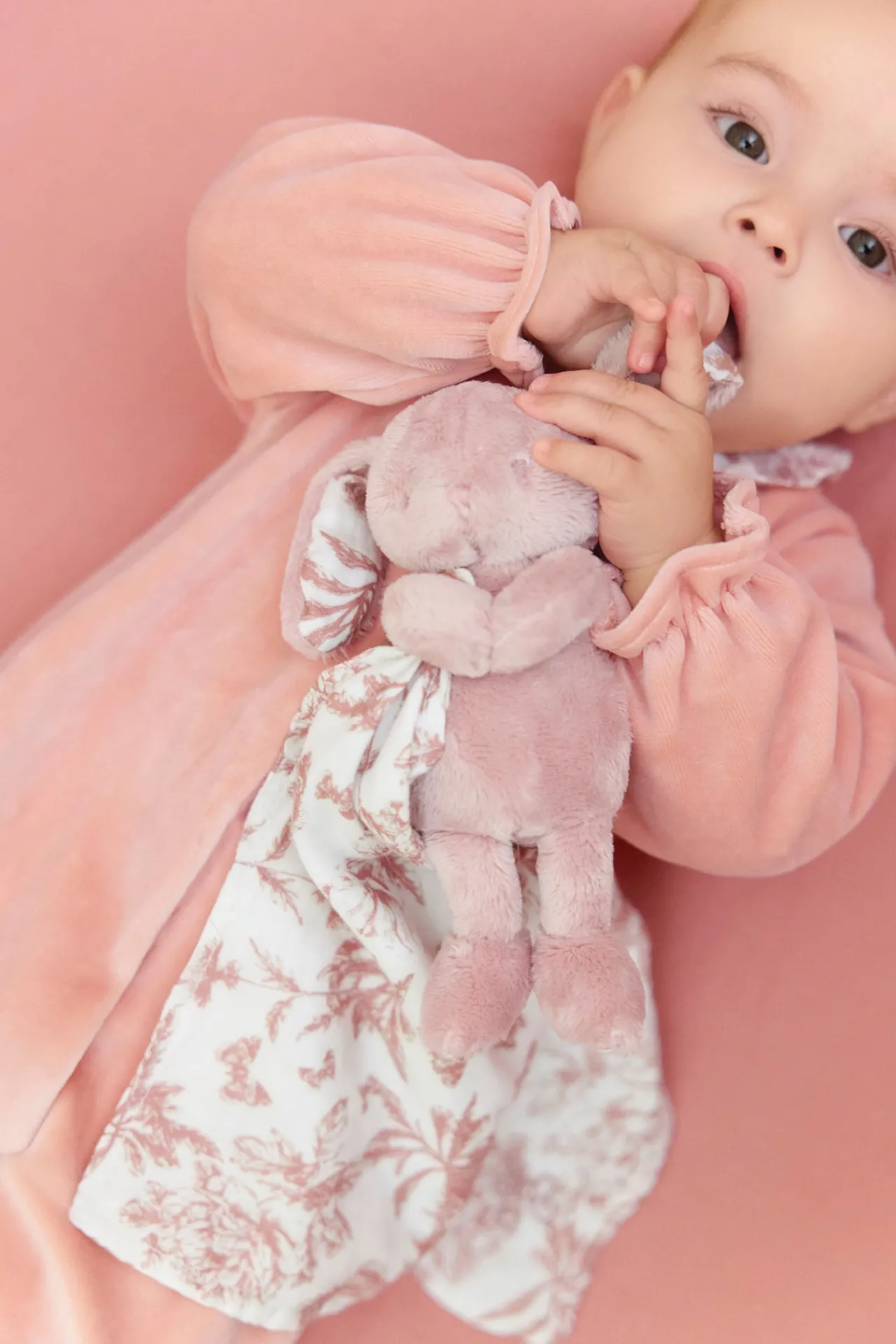 Tartine et Chocolat Augustin le Lapin Doudou imprimé inspiration Toile de Jouy rose| Lapin, Augustin|Ligne Toile De Jouy