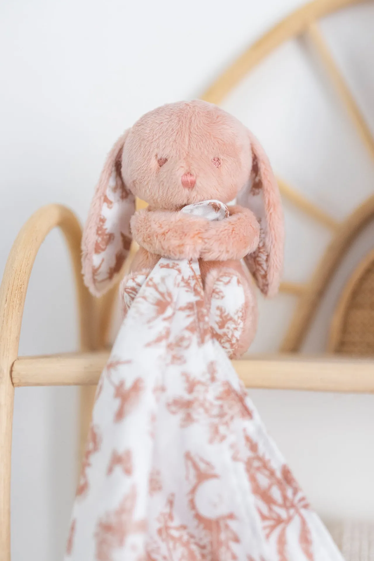 Tartine et Chocolat Augustin le Lapin Doudou imprimé inspiration Toile de Jouy rose| Lapin, Augustin|Ligne Toile De Jouy