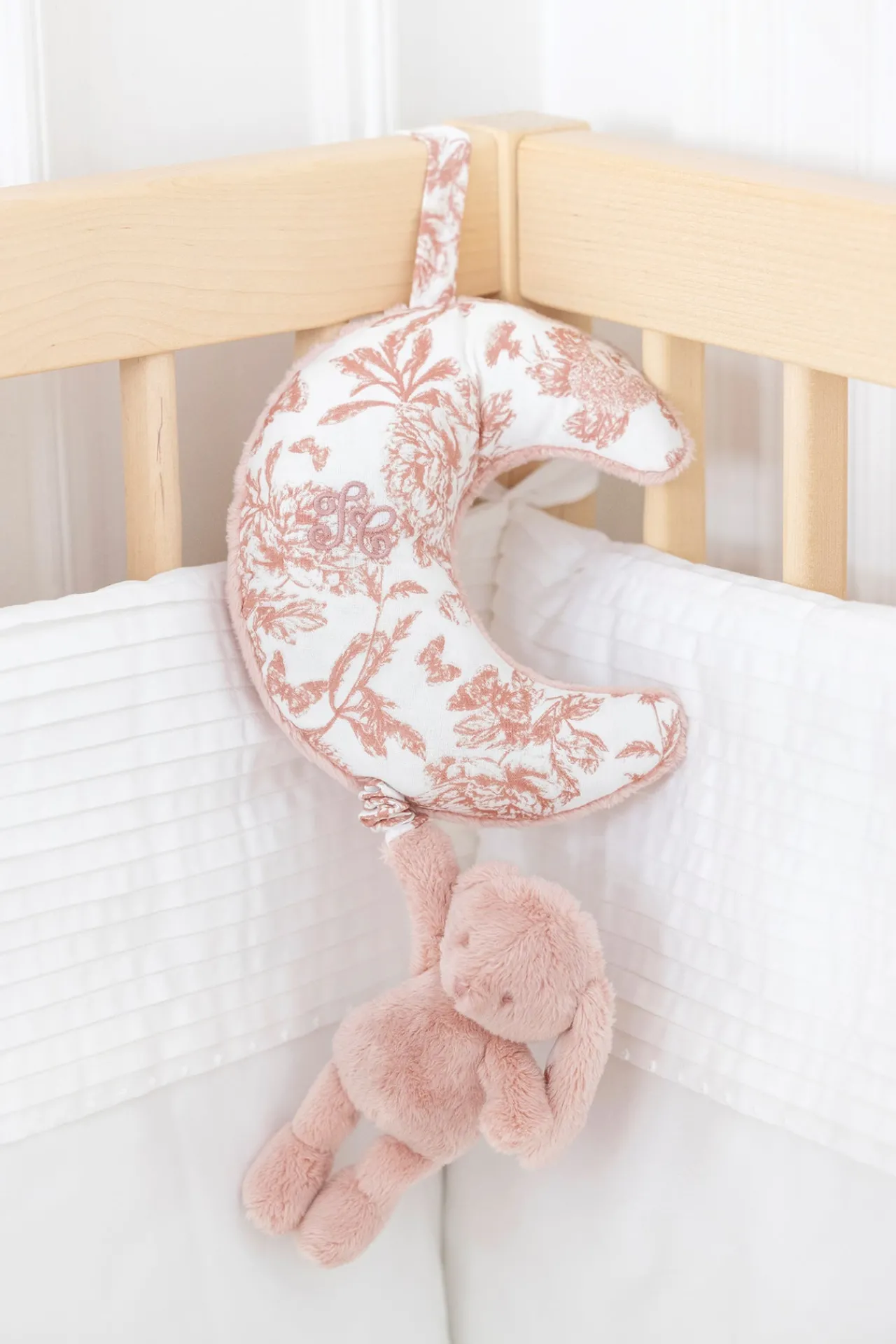 Tartine et Chocolat Augustin le Lapin musical Imprimé inspiration Toile de Jouy rose| Lapin, Augustin|Jouets D'Éveil