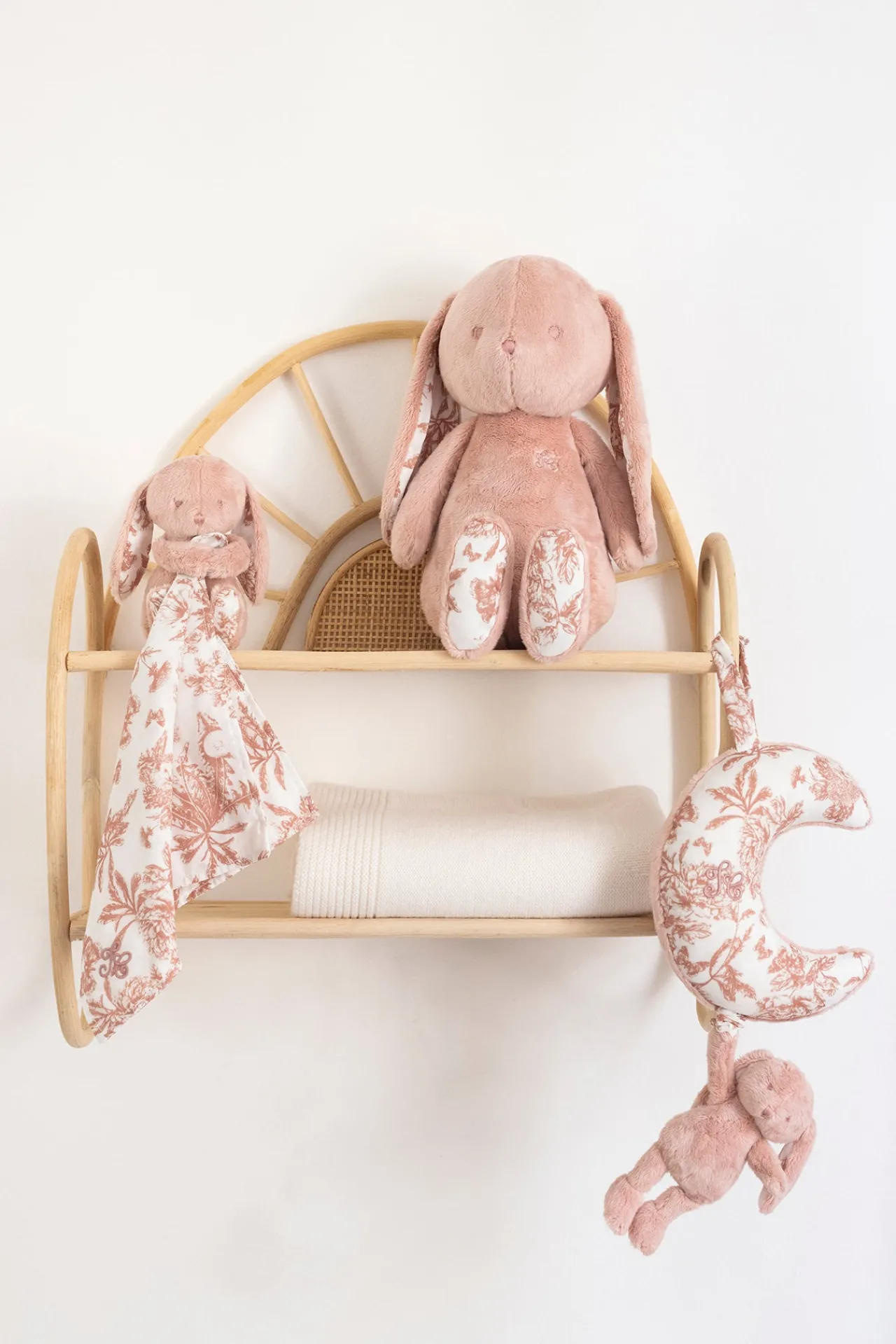 Tartine et Chocolat Augustin le Lapin musical Imprimé inspiration Toile de Jouy rose| Lapin, Augustin|Jouets D'Éveil