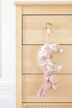 Tartine et Chocolat Augustin le Lapin musical Imprimé inspiration Toile de Jouy rose| Lapin, Augustin|Jouets D'Éveil