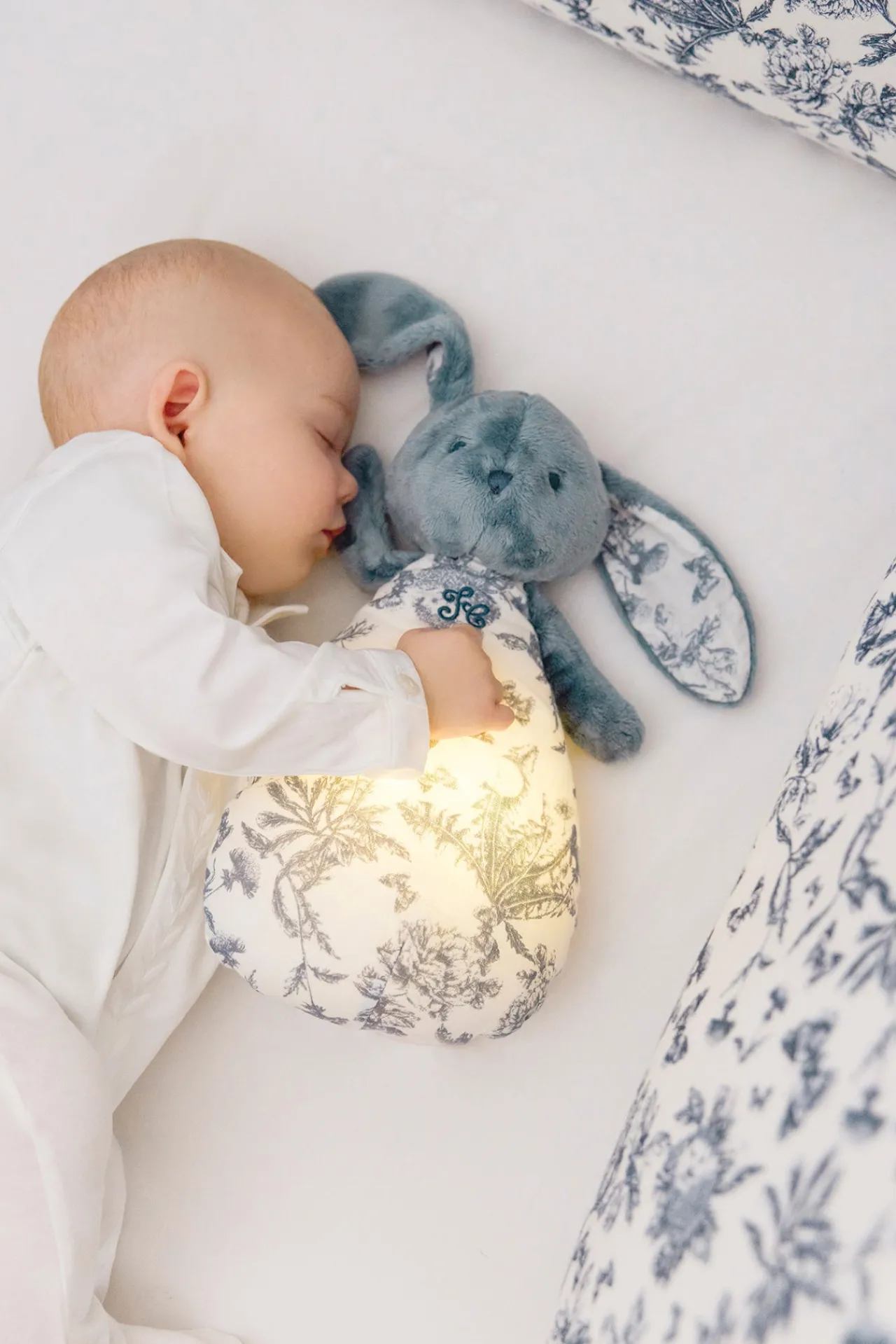 Tartine et Chocolat Augustin le Lapin veilleuse musicale Imprimé Toile de Jouy bleu| Lapin, Augustin|Jouets D'Éveil