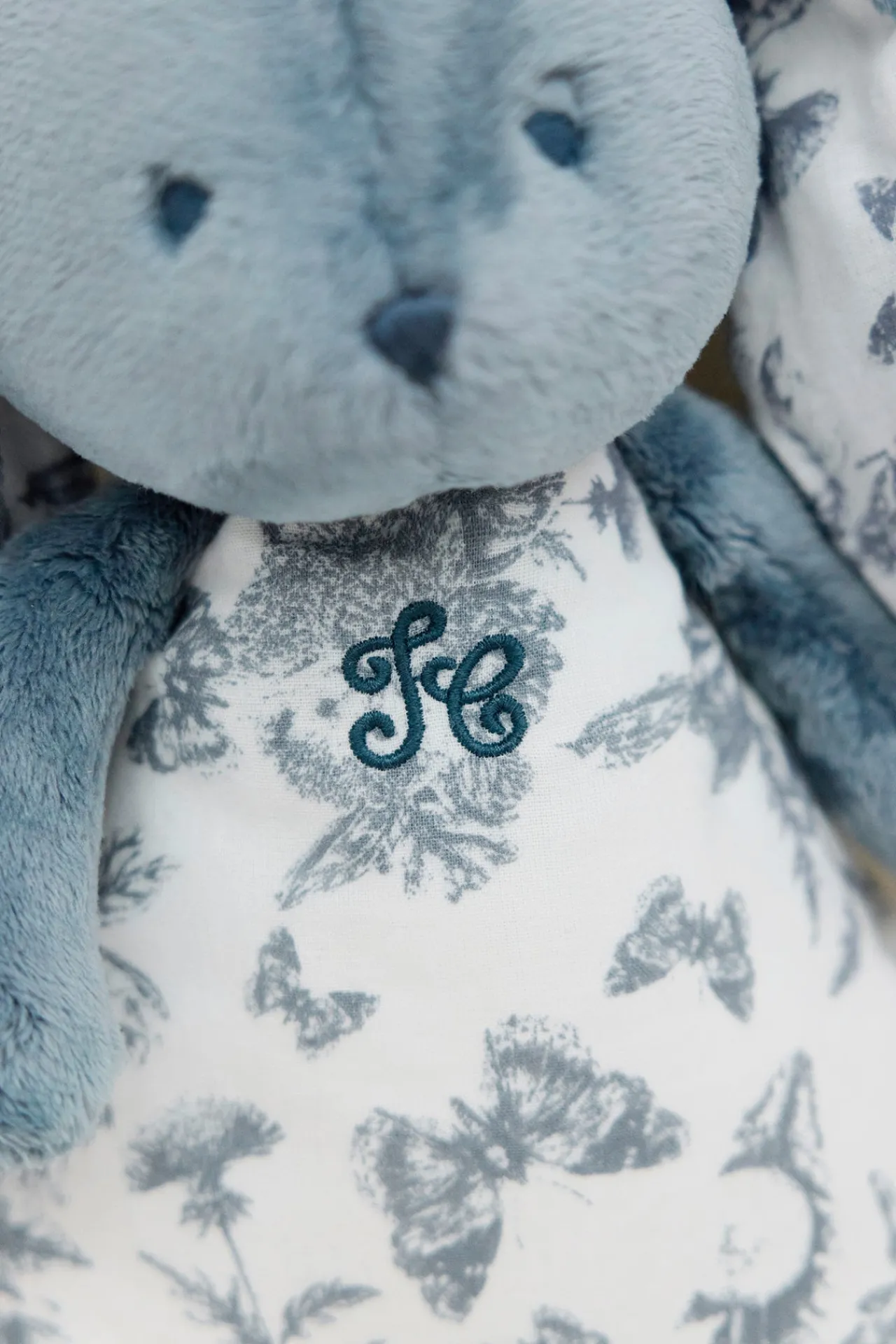 Tartine et Chocolat Augustin le Lapin veilleuse musicale Imprimé Toile de Jouy bleu| Lapin, Augustin|Jouets D'Éveil