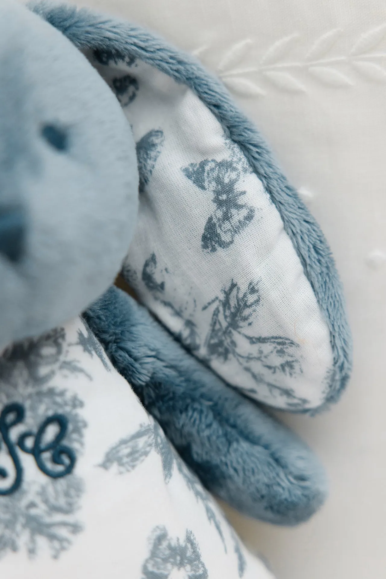 Tartine et Chocolat Augustin le Lapin veilleuse musicale Imprimé Toile de Jouy bleu| Lapin, Augustin|Jouets D'Éveil