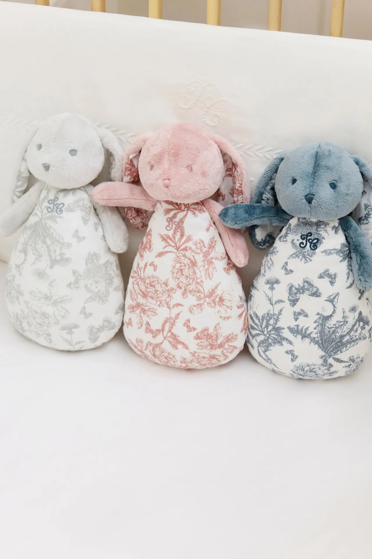 Tartine et Chocolat Augustin le Lapin veilleuse musicale Imprimé Toile de Jouy bleu| Lapin, Augustin|Jouets D'Éveil