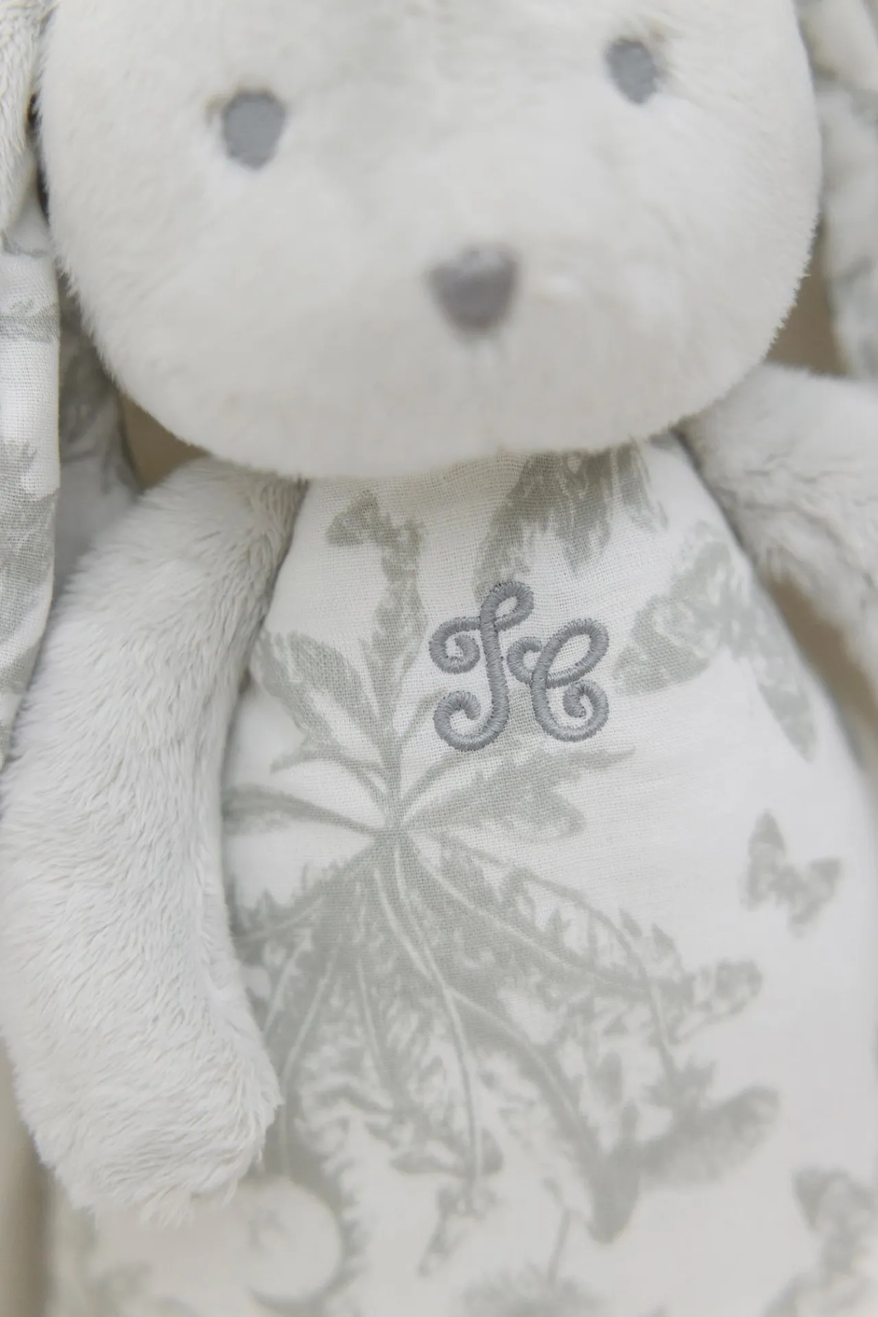 Tartine et Chocolat Augustin le Lapin veilleuse musicale Imprimé Toile de Jouy gris| Toile De Jouy Gris|Lapin, Augustin