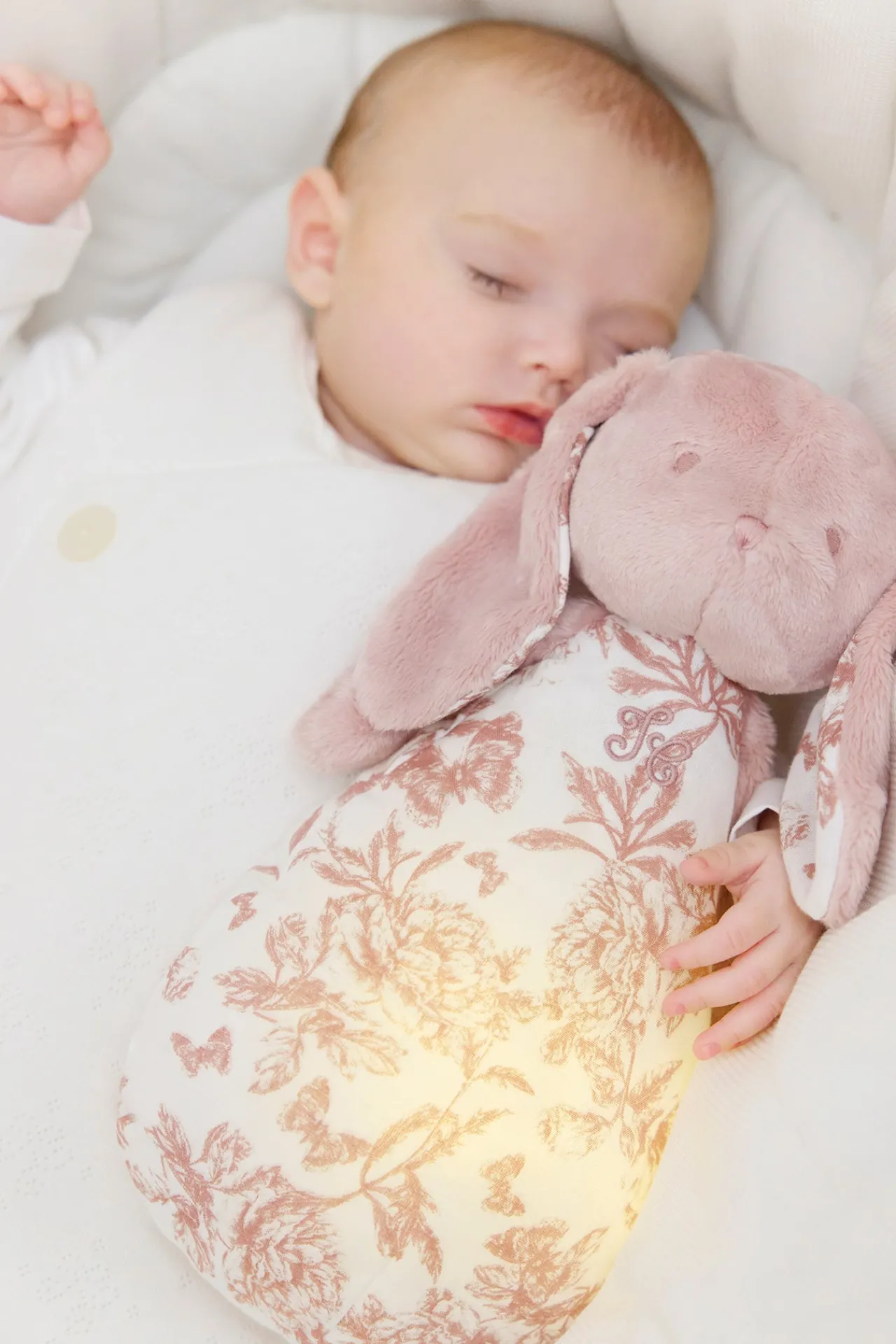 Tartine et Chocolat Augustin le Lapin veilleuse musicale Imprimé Toile de Jouy rose| Lapin, Augustin|Jouets D'Éveil