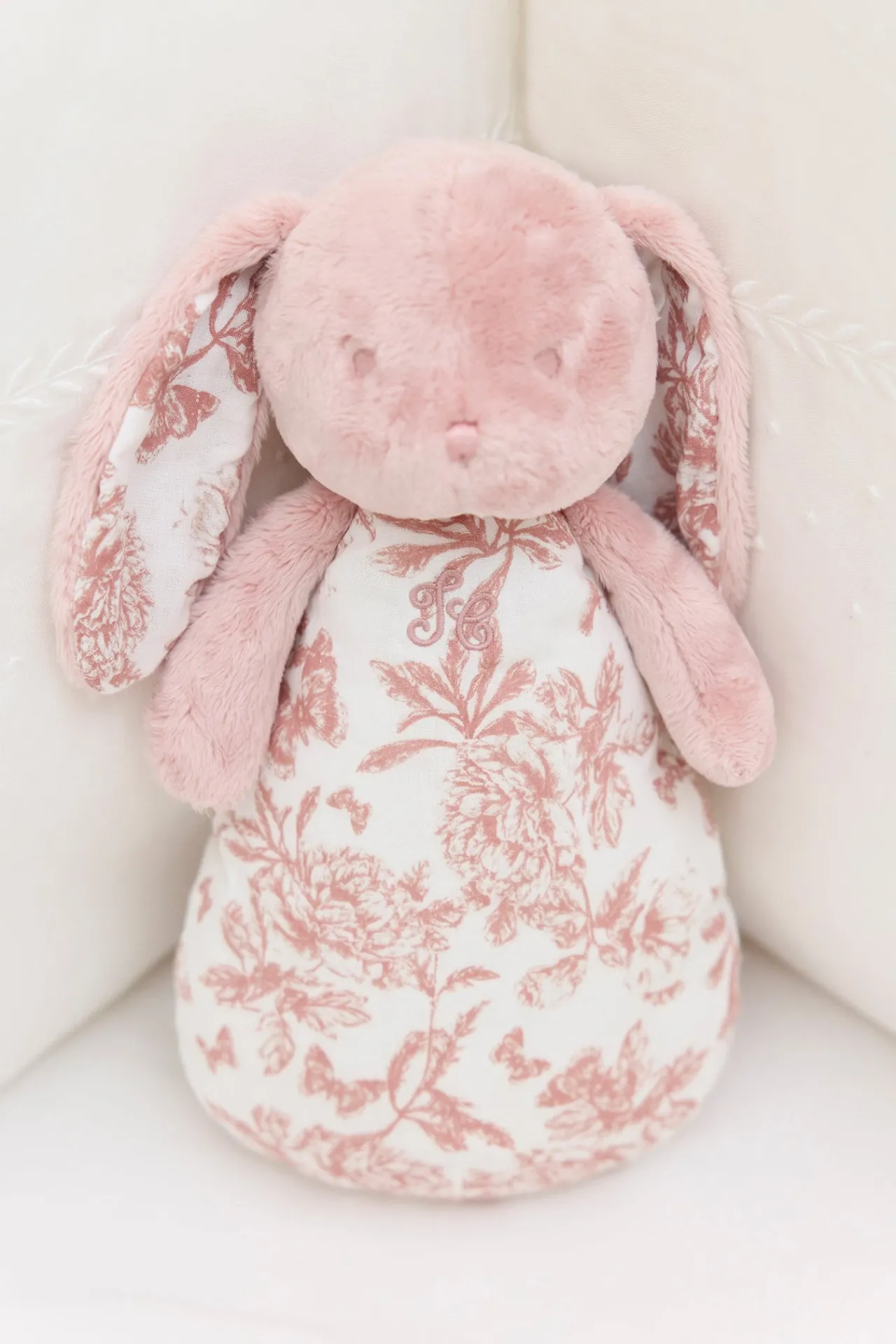 Tartine et Chocolat Augustin le Lapin veilleuse musicale Imprimé Toile de Jouy rose| Lapin, Augustin|Jouets D'Éveil