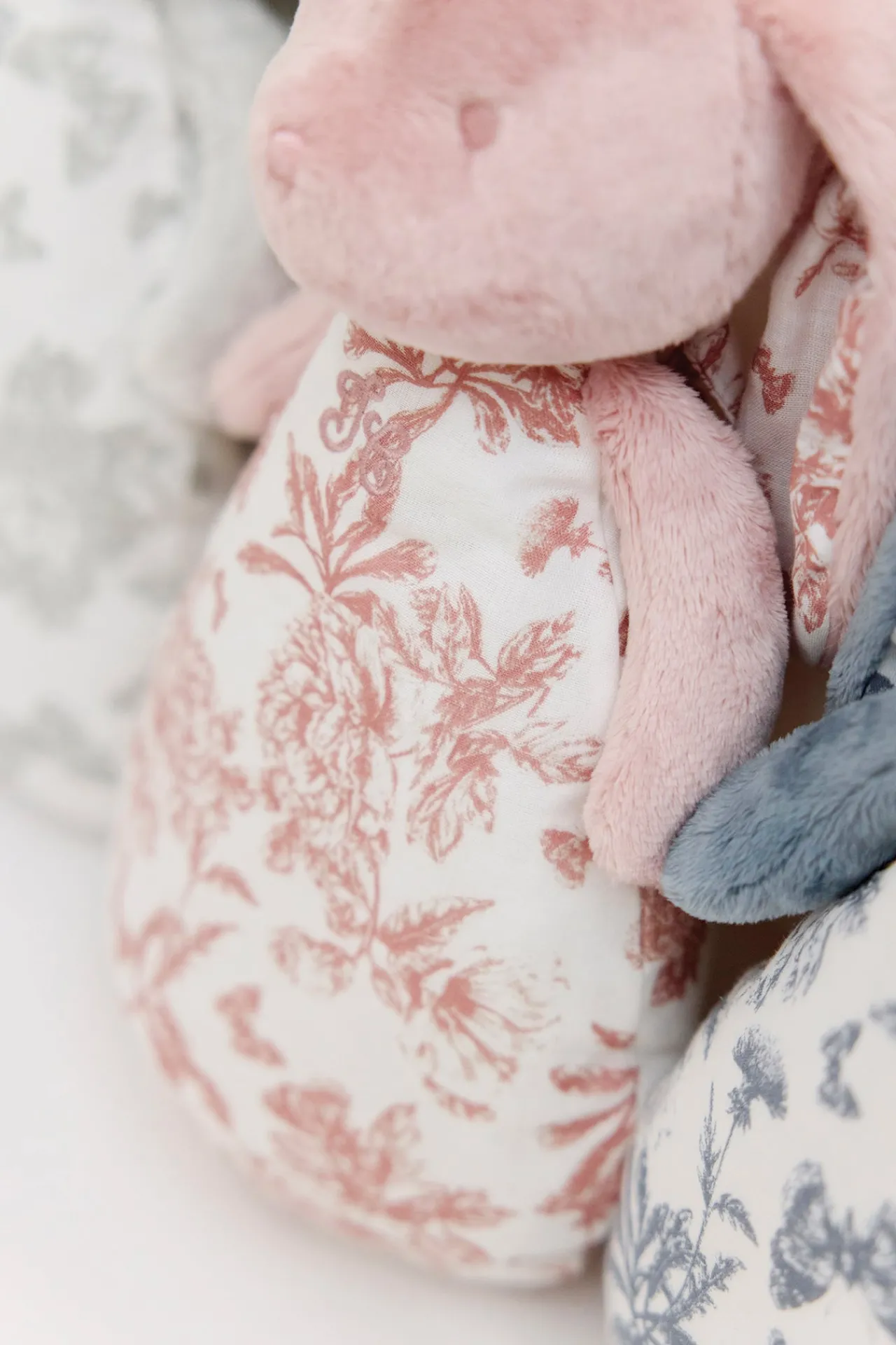 Tartine et Chocolat Augustin le Lapin veilleuse musicale Imprimé Toile de Jouy rose| Lapin, Augustin|Jouets D'Éveil
