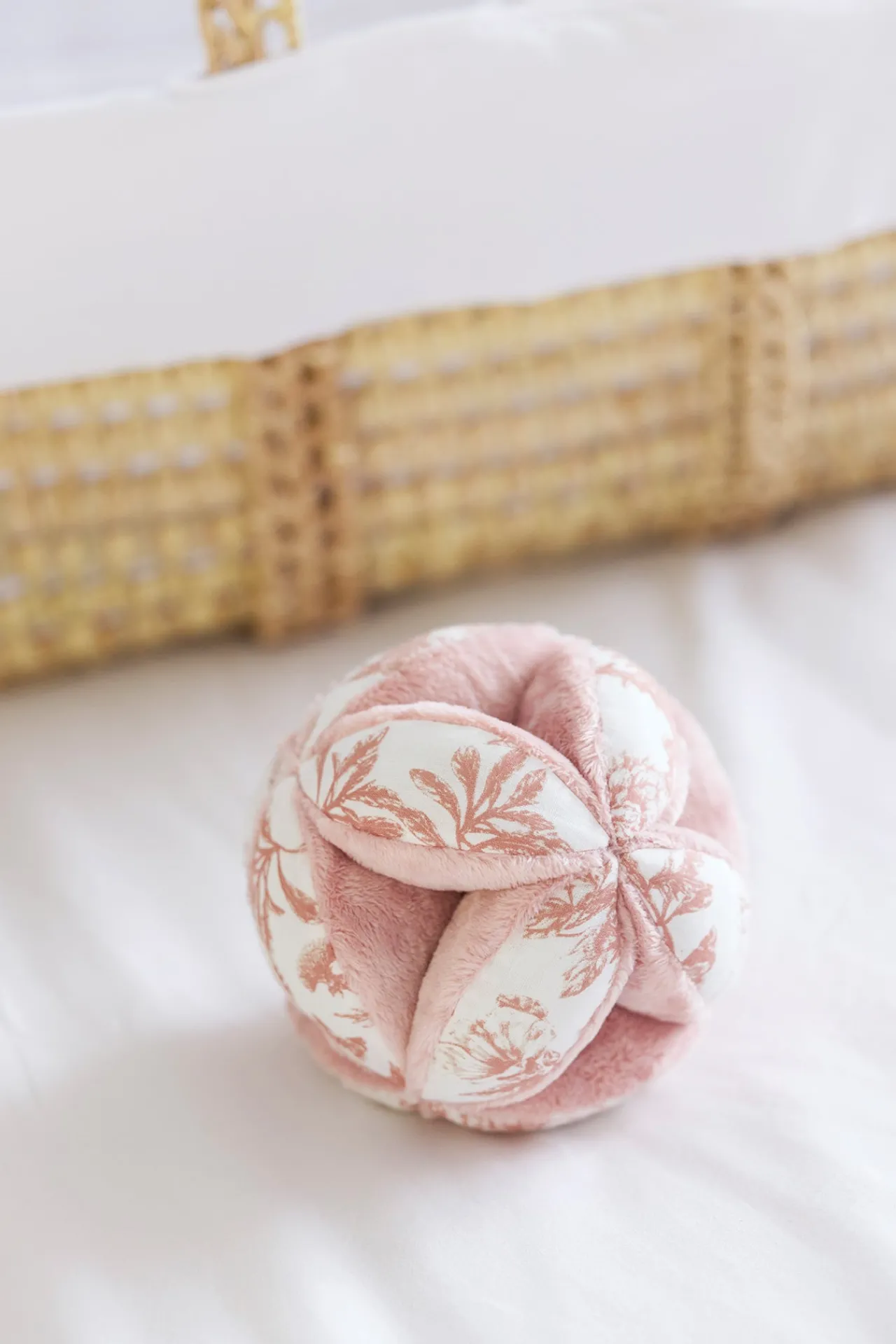 Tartine et Chocolat Balle sensorielle Imprimé inspiration Toile de Jouy rose| Jouets D'Éveil|Ligne Toile De Jouy