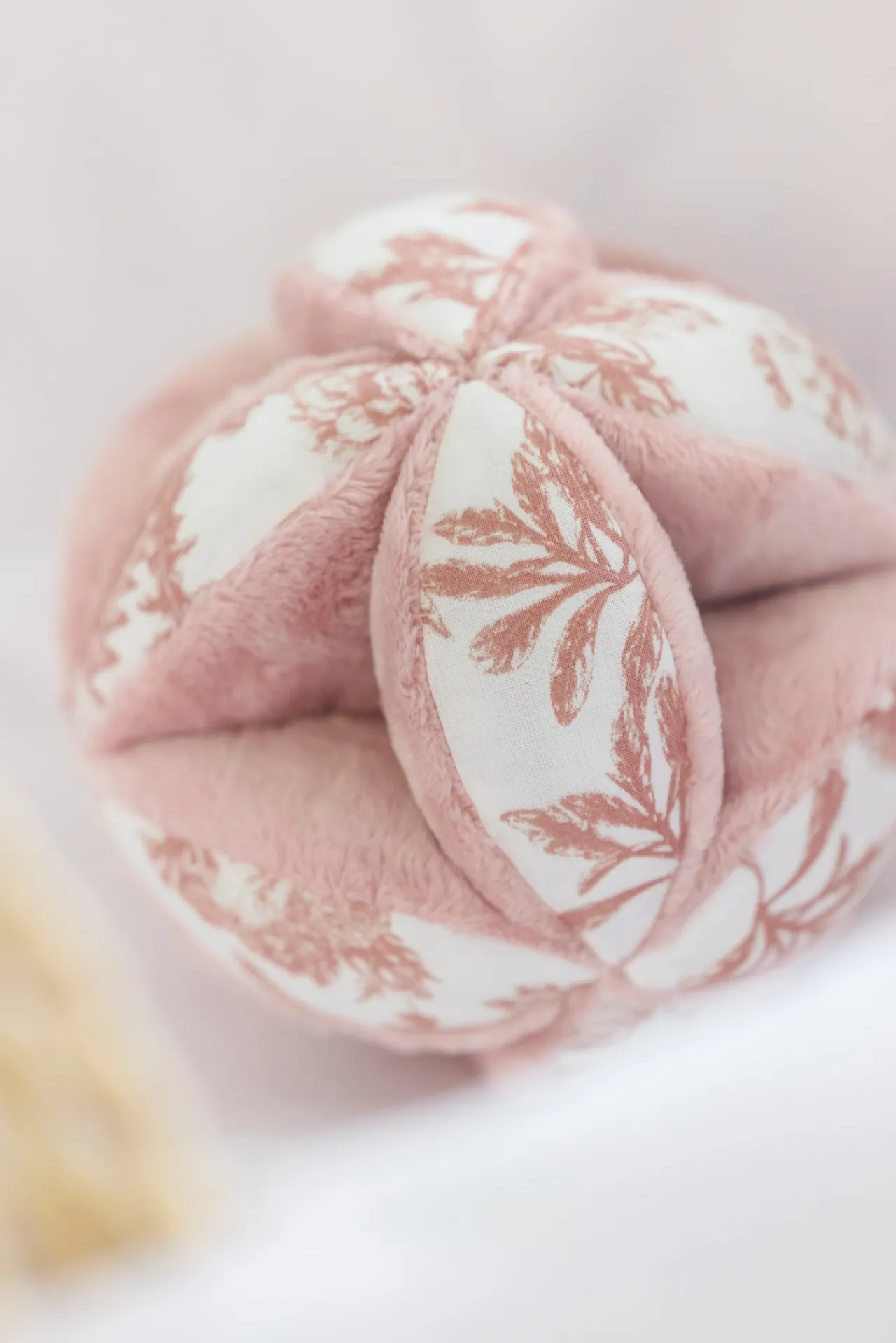 Tartine et Chocolat Balle sensorielle Imprimé inspiration Toile de Jouy rose| Jouets D'Éveil|Ligne Toile De Jouy