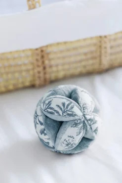 Tartine et Chocolat Balle sensorielle Imprimé inspiration Toile de Jouy bleu| Ligne Toile De Jouy|Jouets D'Éveil