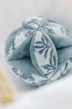 Tartine et Chocolat Balle sensorielle Imprimé inspiration Toile de Jouy bleu| Ligne Toile De Jouy|Jouets D'Éveil