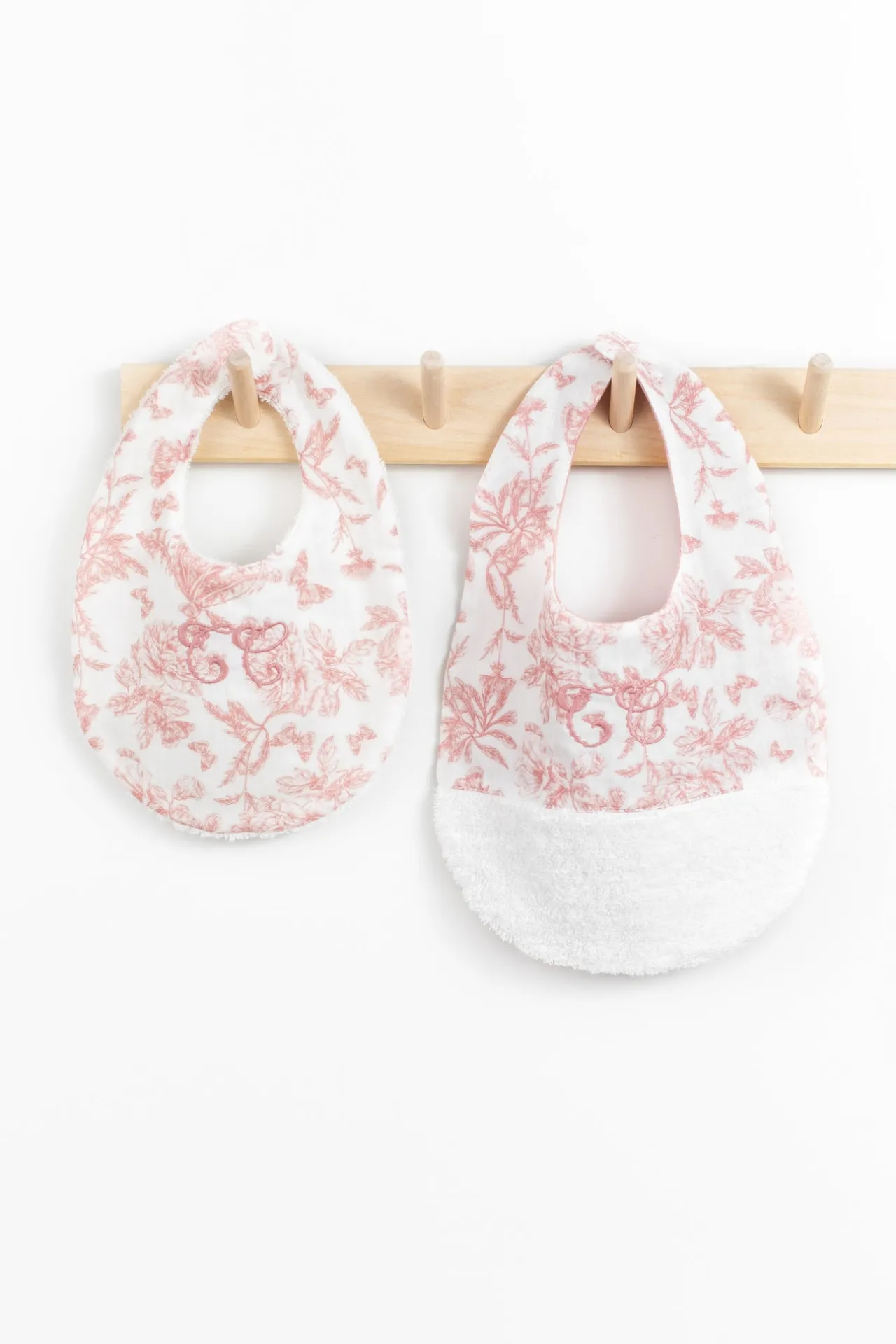 Tartine et Chocolat Bavoir Imprimé inspiration Toile de Jouy rose T2| Toile De Jouy Rose|Bavoirs - Accessoires De Repas