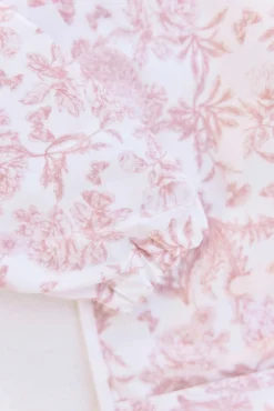 Tartine et Chocolat Bavoir à manches toile enduite Imprimé inspiration Toile de Jouy rose| Toile De Jouy Rose|Bavoirs - Accessoires De Repas