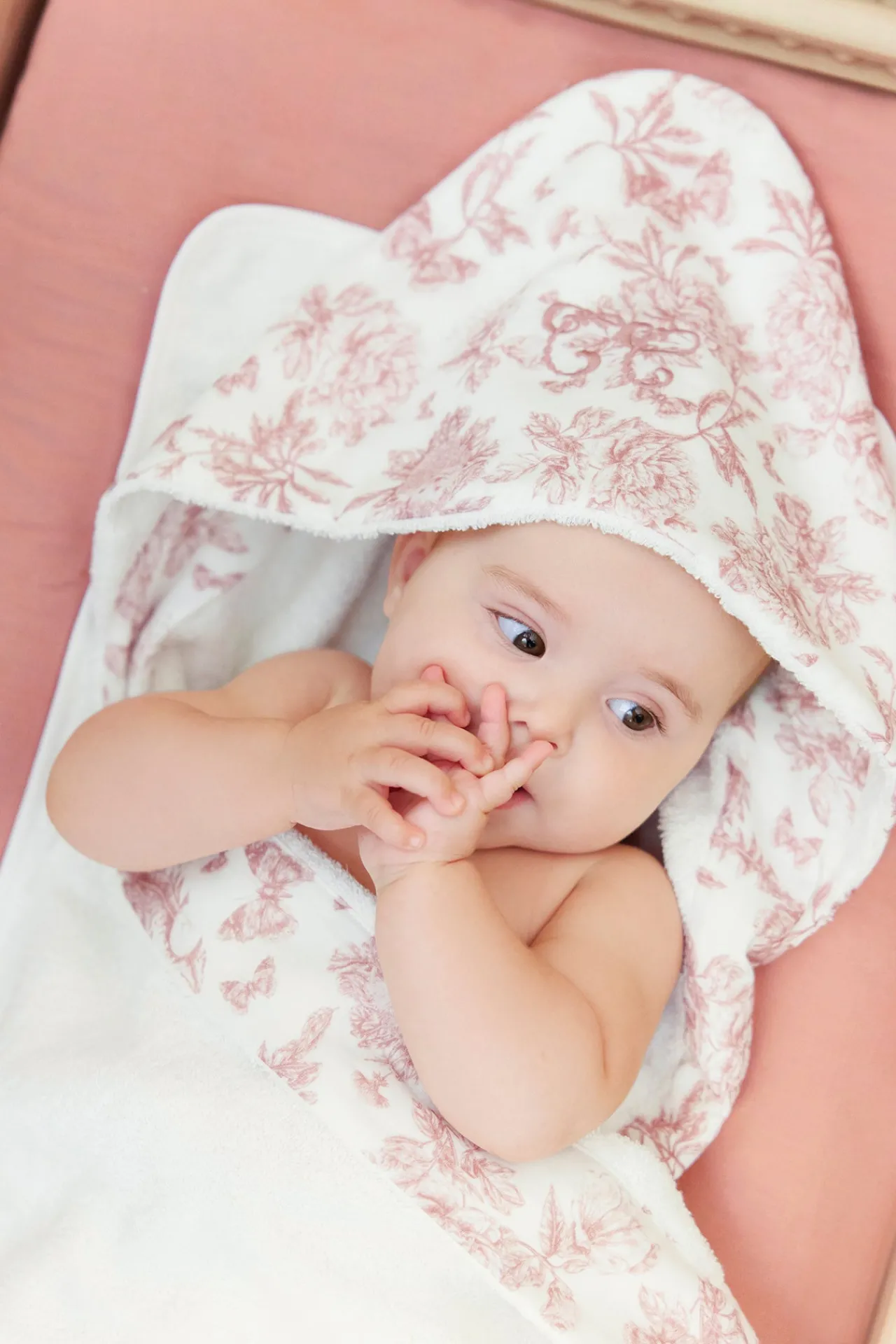 Tartine et Chocolat Cape de bain Imprimé inspiration Toile de Jouy rose| Toile De Jouy Rose|Linges - Accessoires De Bain