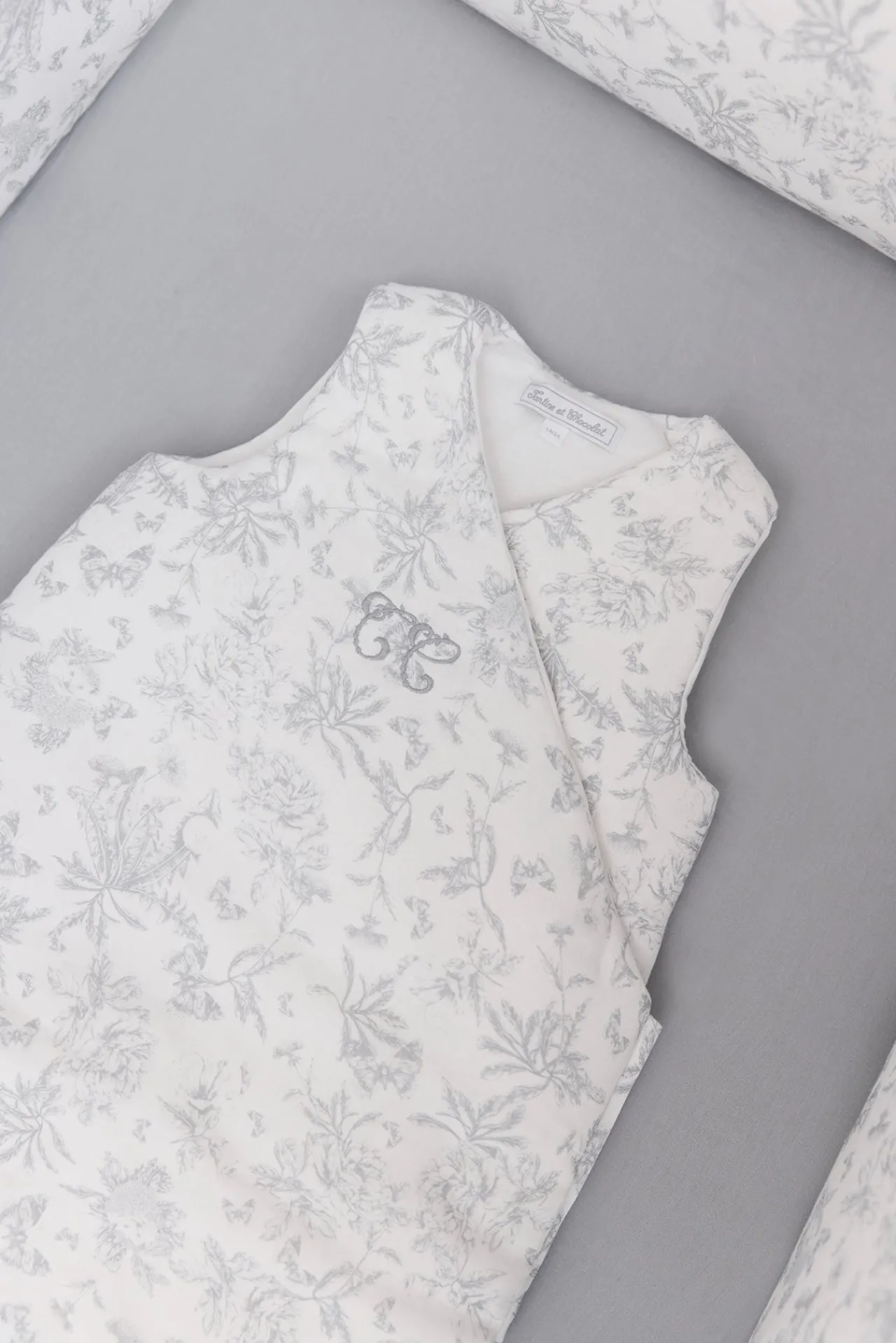 Tartine et Chocolat Drap housse Imprimé inspiration toile de jouy gris| Toile De Jouy Gris|Gigoteuses - Linges De Lit