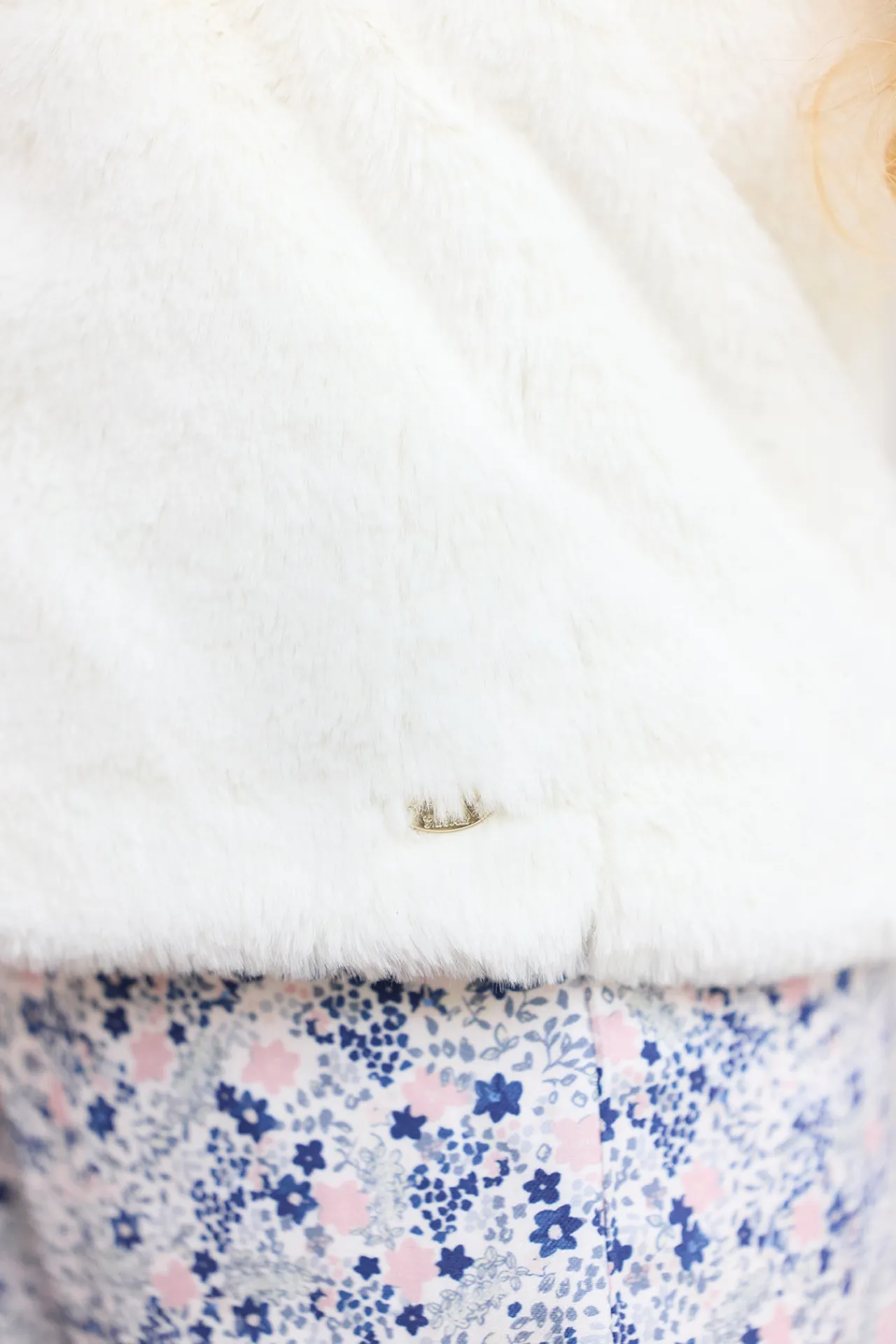 Tartine et Chocolat Gilet Ecru imitation fourrure avec nœud| Cardigans - Pulls - Sweats