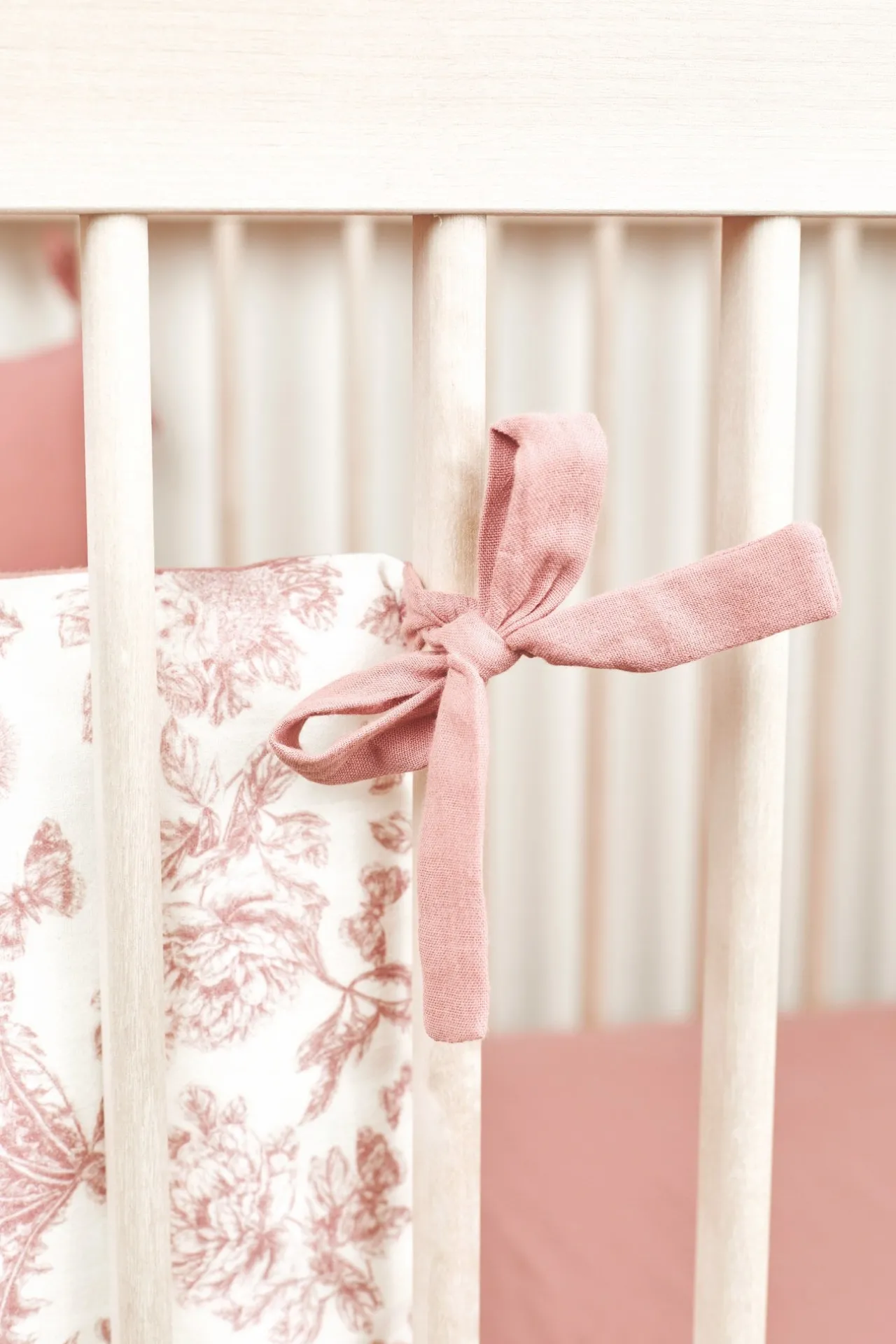 Tartine et Chocolat Tour de lit Imprimé inspiration Toile de Jouy rose| Toile De Jouy Rose|Gigoteuses - Linges De Lit