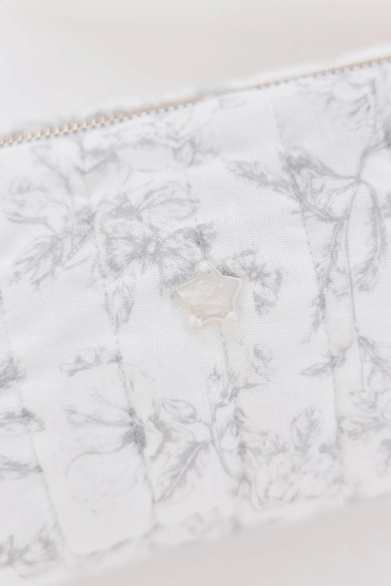 Tartine et Chocolat Trousse zippée Imprimé inspiration Toile de Jouy gris| Linges - Accessoires De Bain|Toile De Jouy Gris